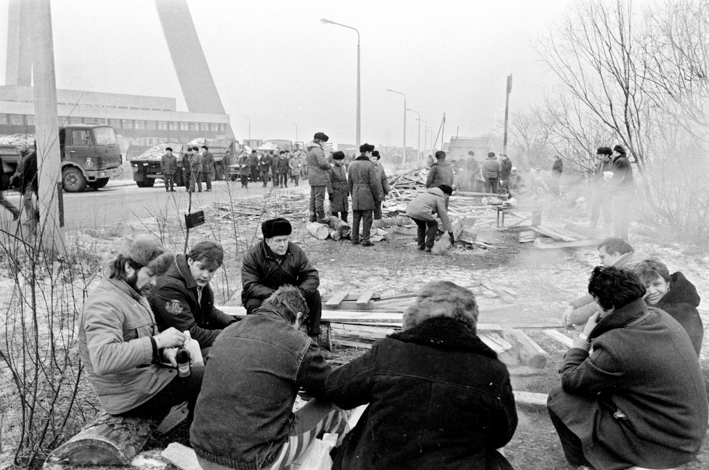Latvijas, arī Bauskas rajona ļaudis sardzē pie televīzijas torņa 1991. gada janvārī.
Autors: Arņa Indrika foto no «Bauskas Dzīves» arhīva