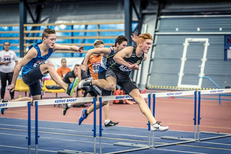 Gvido Miezers (no kreisās) pārliecinoši uzvarēja 60 metru barjerskrējienā.
Autors: Sanita Sparāne, athletics.lv