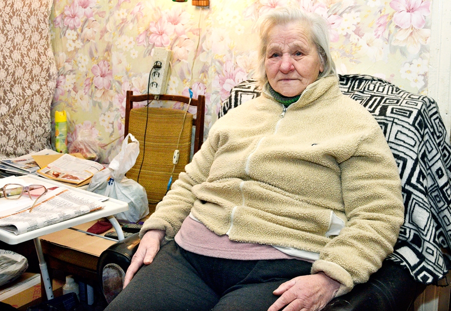 Savā «darba vietā» – pie loga uz krēsla. Vizmai Muceniecei nesen beigusies dzija. Viņa gaida pastnieci ar kārtējo dzijas pievedumu.
Autors: Ivars Bogdanovs