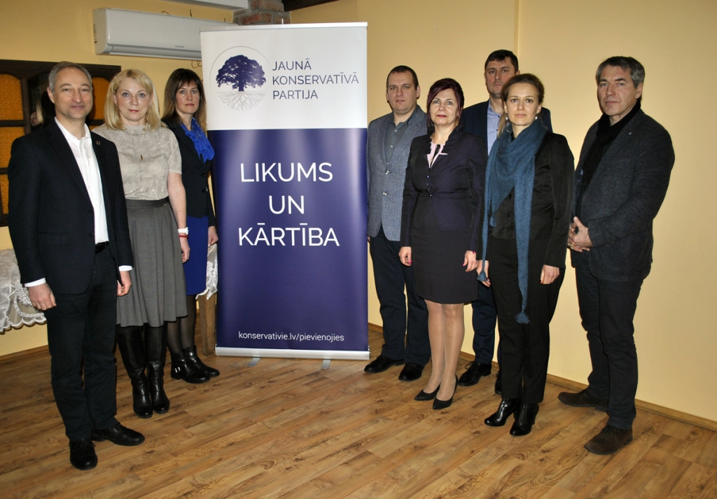 Jaunās konservatīvās partijas vadītājs Jānis Bordāns (no kreisās) un jaunveidotās Bauskas nodaļas biedri.
Autors: Vilnis Auzāns