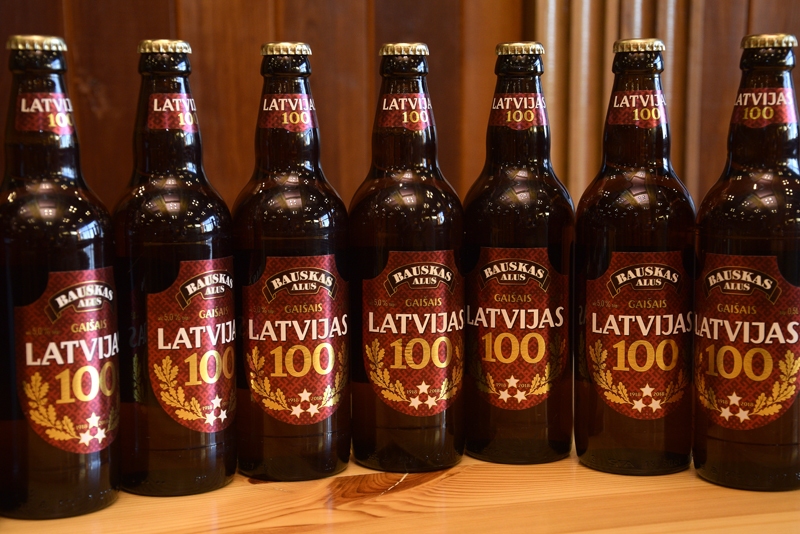 SIA «Bauskas alus» pircēju vērtējumam nodod jaunu gaišā alus šķirni «Latvijas 100».
Autors: Ivars Bogdanovs