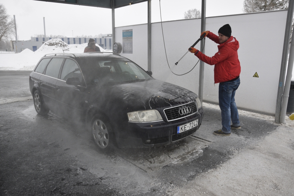 Baušķenieks Markels Zaluckis apmierināts par iespēju nomazgāt savu automobili. Aukstā laikā tas ir nedaudz apgrūtinoši, taču vasarā šeit klientu noteikti netrūks.
Autors: Ivars Bogdanovs