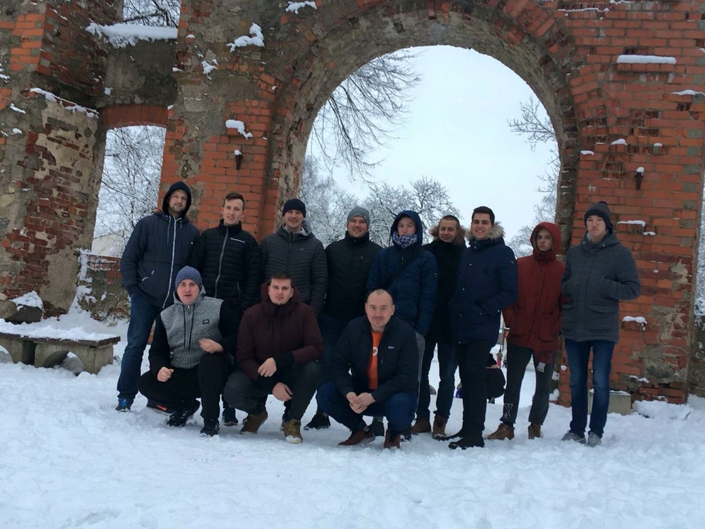 «SC «Mēmele»/Code» sportisti pirms spēles devās nelielā pastaigā pa Grobiņu.
Autors: No albuma.