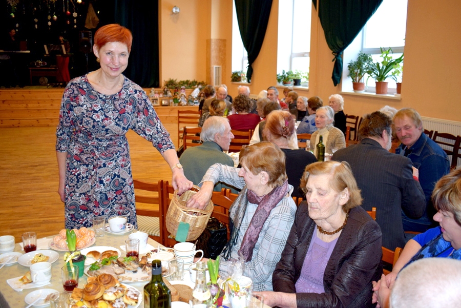 Tautas nama vadītāja Sarmīte Ķīse katram deva iespēju tikt pie laimīgās «biļetes».
Autors: Žanna Zālīte