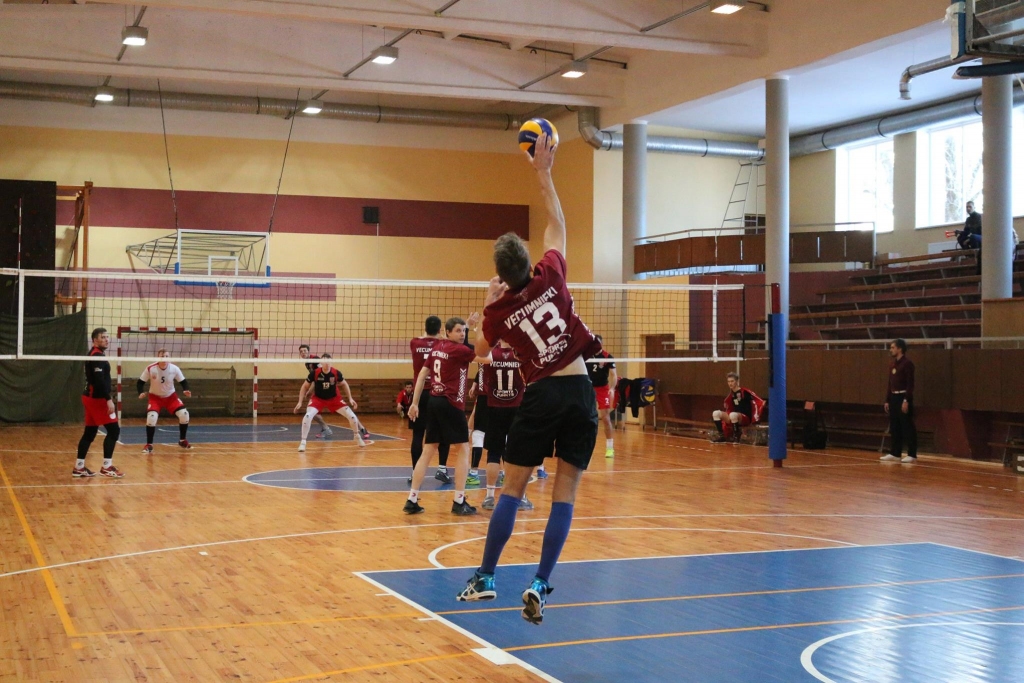 Autors: No komandas albuma.