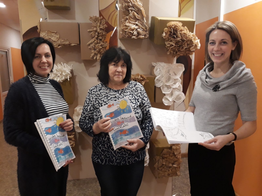 Vecumnieku jauno mākslinieku dāvinājumu – krāsojamo grāmatu «Gadalaiki» – Ķekavas sociālās aprūpes centra pārstāvei Martai Vītolai (centrā) nodod pedagoģe Anda Sproģe un izdevuma veidotāja Zane Onkele.
Autors: no skolas albuma