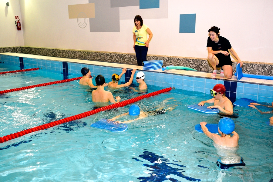 Griķu pamatskolas vecāko klašu audzēkņi pirmo nodarbību aizvada lielā baseina seklajā galā. Ar viņiem strādā sporta skolotāja Ināra Klimoviča (no kreisās) un peldēšanas instruktore Tatjana Lipska-Duklava.
Autors: Ivars Bogdanovs