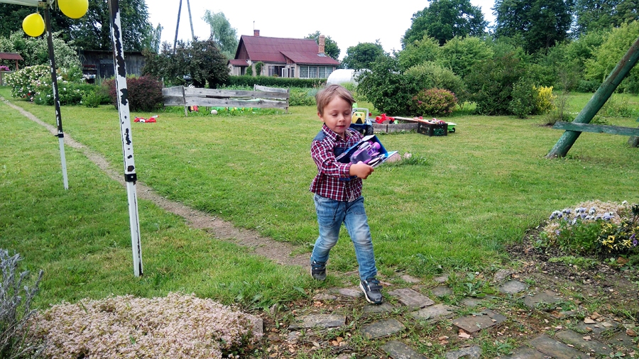 Lazdu ģimene nolēmusi palikt laukos arī dēla Kārļa dēļ – šeit bērnam ir vairāk vietas, kur izkustēties.
Autors: no L. Lazdas albuma