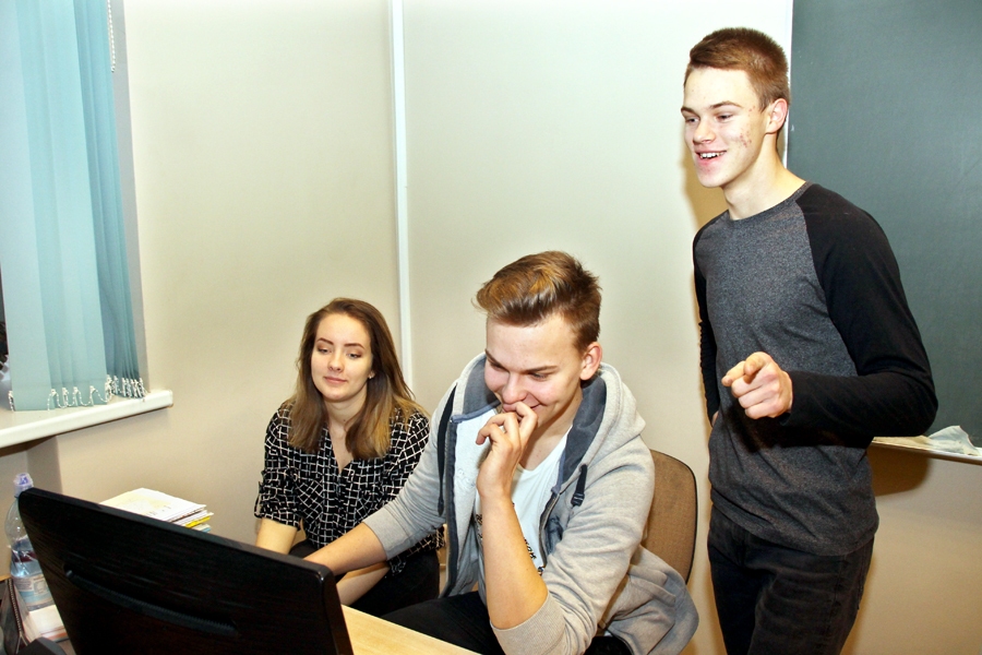 Paula Nikola Pūre, Kārlis Banis (vidū) un Einārs Lazdiņš gatavo prezentāciju par aizvadīto «Titan» pusfināla spēli.
Autors: Uldis Varnevičs