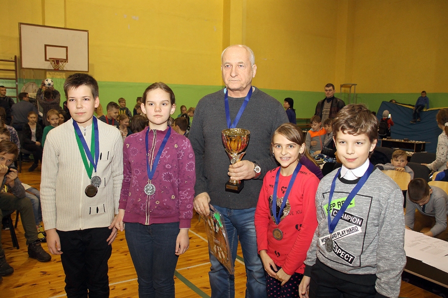 Dambretisti Reinis Štāls (no kreisās), Sabīne Varneviča, Denijs Vilhelms Krauklis (no labās) un Maruta Opočkina, kā arī treneris Ilgvars Ūdris saņēma sudraba medaļas par izcīnīto otro vietu komandu vērtējumā U13 vecuma grupā.
Autors: Uldis Varnevičs