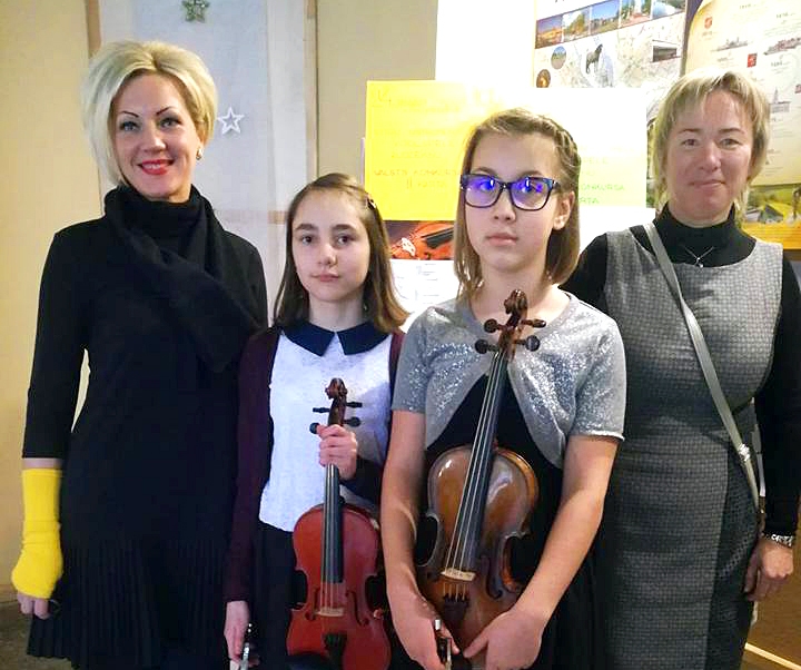 Reģionālā konkursa dalībnieces no Bauskas: koncertmeistare Evija Bonāte (no kreisās), Ieva Vaivare, Ance Ūdre un skolotāja Aiva Avotiņa.
Autors: no albuma