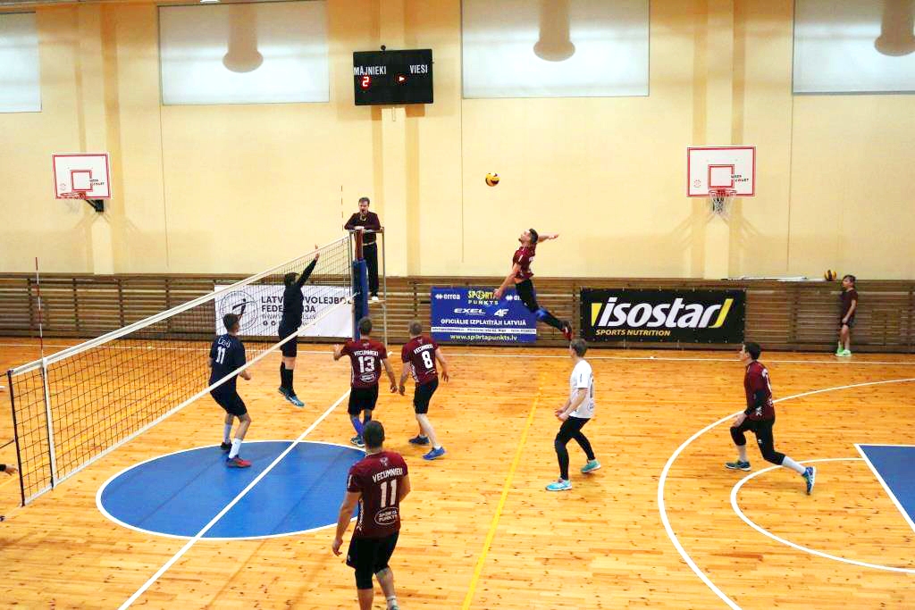 Vecumnieku novada komandas spēlētājs «lido» pēc bumbas.
Autors: Kristaps Krūmiņš