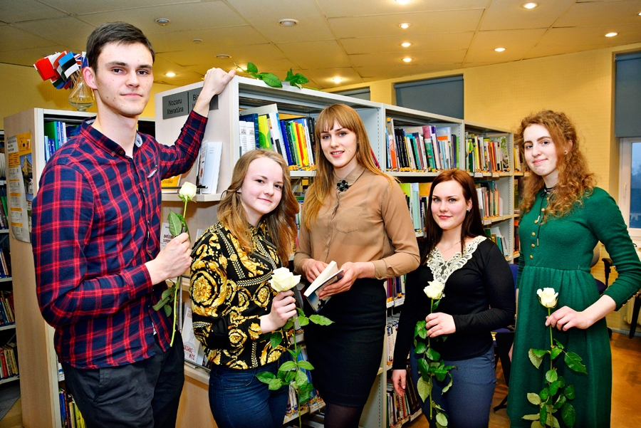 Eseju konkursa uzvarētāji Mārtiņš Čerļenoks, Liāna Papiņa, Amanda Bernharde, Anna Dirvele un Žaklīna Rodņina.
Autors: Ivars Bogdanovs