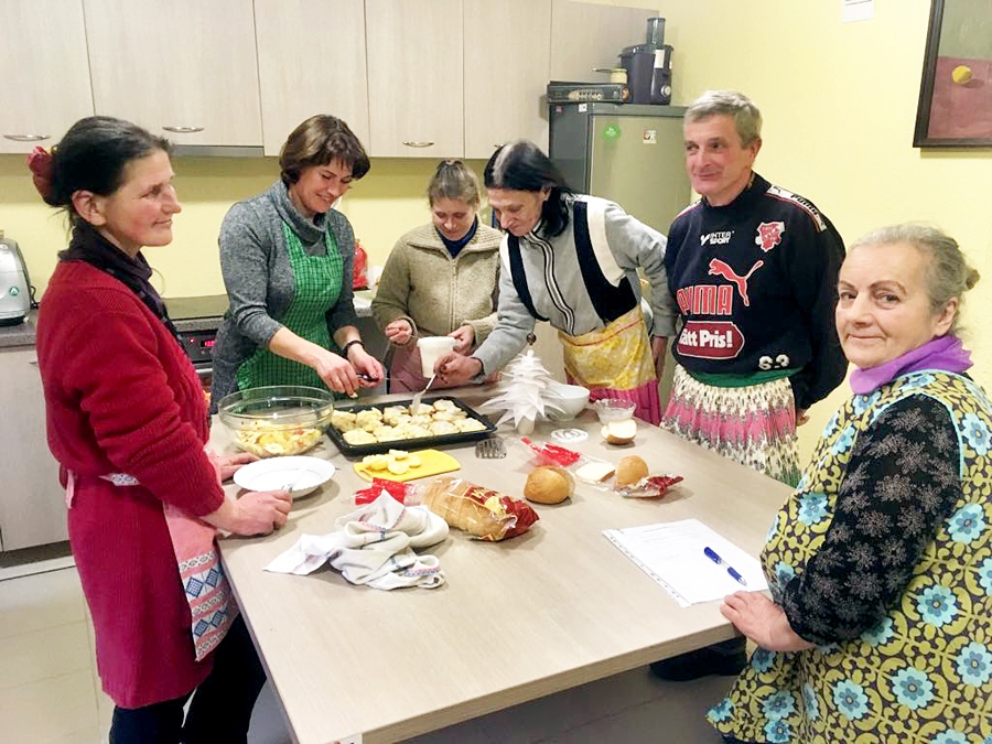 Saulaines sociālajā centrā regulāri tiek organizēti dažādi tematiskie sarīkojumi atsevišķām mērķgrupām – senioriem, trūcīgajiem novada iedzīvotājiem, cilvēkiem ar īpašām vajadzībām un citiem. Viens no šādiem pasākumiem ar pašu gatavotiem gardumiem, dāvanām un sarunām aizvadīts pērn, 28. decembrī. Attēlā otrā no kreisās: sociālā dienesta darbiniece Laima Artimoviča kopā ar dalībniekiem.
Autors: Kristīne Brūvele