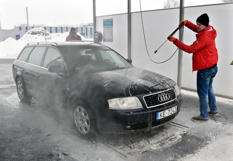Baušķenieks Markels Zaluckis apmierināts par iespēju nomazgāt automobili jaunatvērtajā mazgātavā. Aukstā laikā tas ir nedaudz apgrūtinoši, taču vasarā šeit klientu noteikti netrūkšot.
Autors: Ivars Bogdanovs