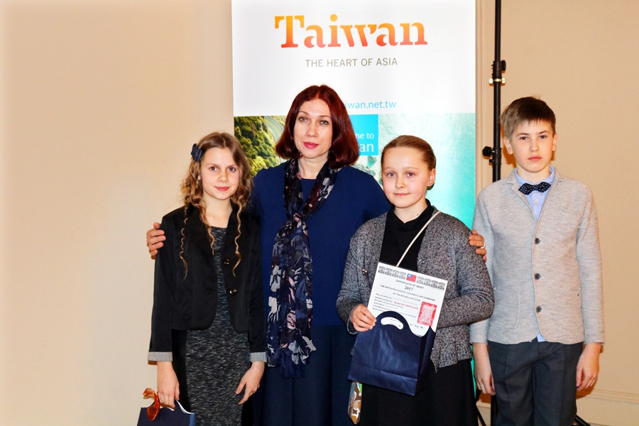 Skolotāja Olita Dzelzkalēja un godalgotie audzēkņi. No kreisās – Renāte Anusāne, Evelīna Burmistrova un Henrijs Kravals.
Autors: Ainārs Pators