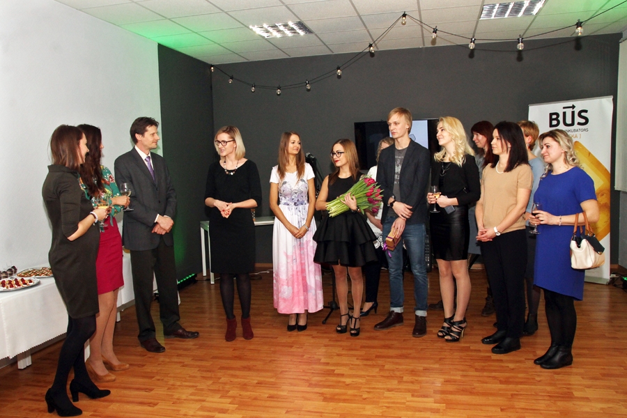 LIAA Bauskas biznesa inkubatora jaunie un topošie uzņēmēji sveic inkubatora vadību jubilejā.
Autors: Uldis Varnevičs
