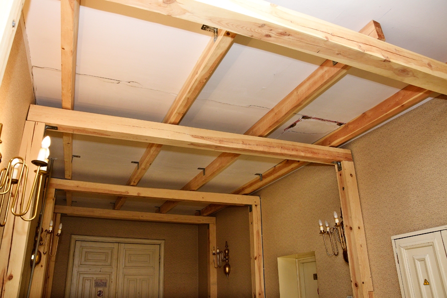 Bauskas Centrālajā bibliotēkā grāmatu plauktus nākas izvietot tā, lai izturētu ēkas konstrukcijas. Vairākas telpas darbiniekiem un apmeklētājiem nav drošas.