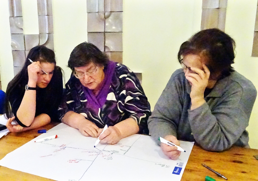 Tūrisma takas plānu veido Mārīte Vientule (no labās), Ruta Āboliņa un Anna Vaļecka.
Autors: no LZF albuma