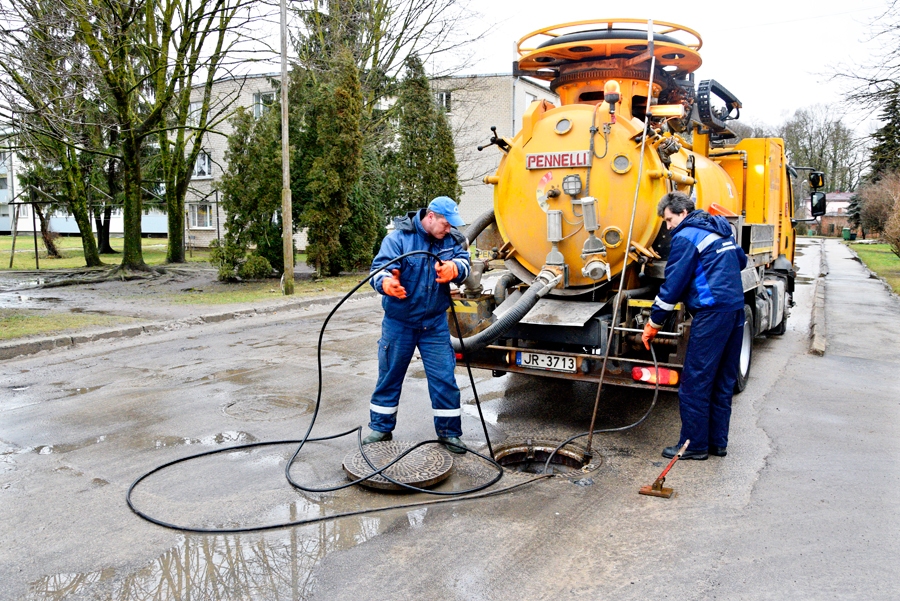 Ceriņu ielā Bauskā kanalizāciju tīra Andris Logvins (no kreisās) un Andis Urbiņš.
Autors: Ivars Bogdanovs