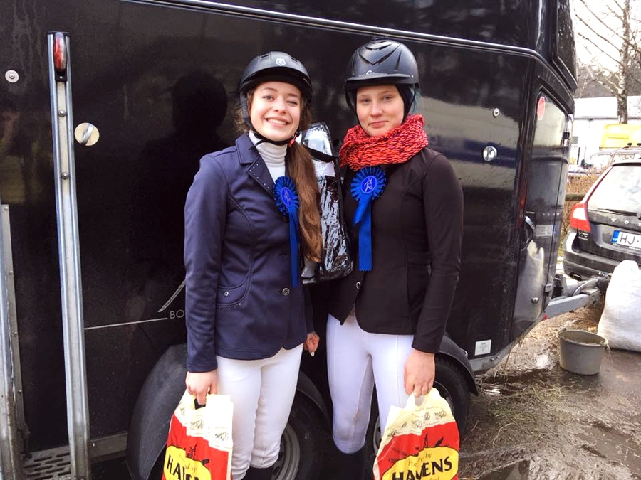 Godalgotas vietas pirmajās šī gada sacensībās izcīnīja Beāte Marta Untāle (no kreisās) un Kristija Anna Kalniņa.
Autors: no «Mēmeles JSK» albuma