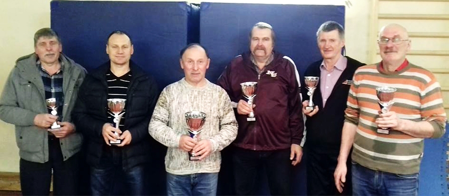 Bauskas novada čempionāta seši labākie spēlētāji – Oskars Sirmelis (no kreisās), Eduards Lauks, Staņislavs Bednarčiks, Vilnis Pelcers, Raimonds Smalkais un Edgars Siliņš.
Autors: Inga Ūbele