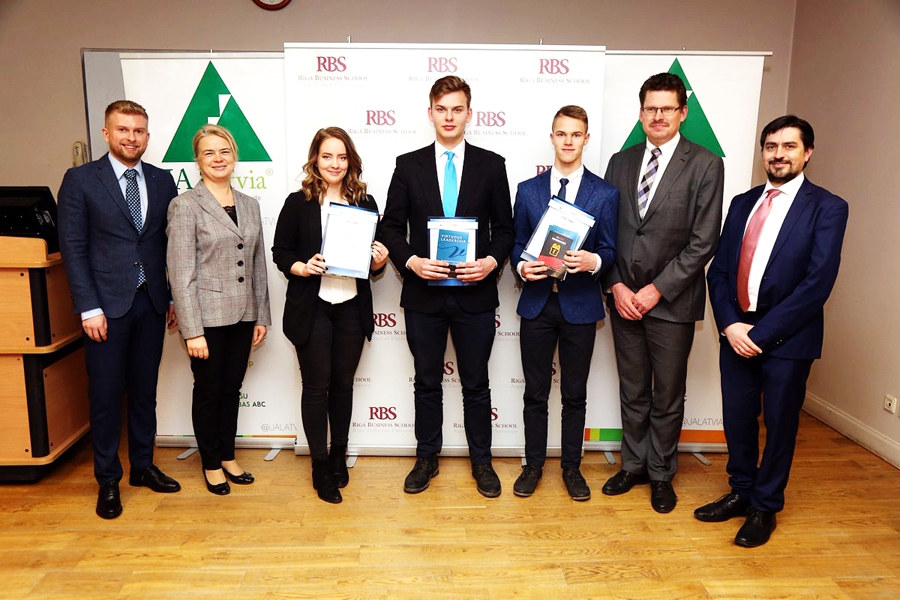 Latvijas «Titan» spēles čempionāta finālā Paula Nikola Pūre (vidū no kreisās), Kārlis Banis un Einārs Lazdiņš izcīnīja otro vietu.
Autors: no «Junior Achievement Latvija» albuma