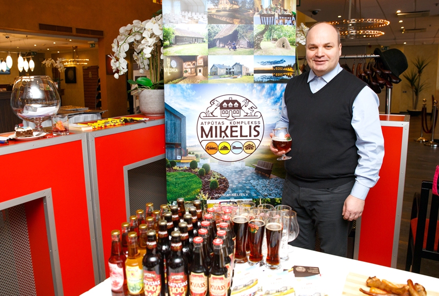 Pirmo reizi izstādē «Balttour» ciemiņus gaidīs atpūtas kompleksa «Miķelis» jaunā viesnīca. Attēlā – direktors Jānis Strazdiņš.
Autors: no albuma