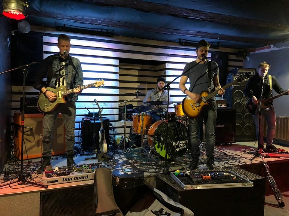 Muzicē grupa «Art Of Keeping Secrets». Priekšplānā – Oskars Mustermanis.
Autors: no albuma