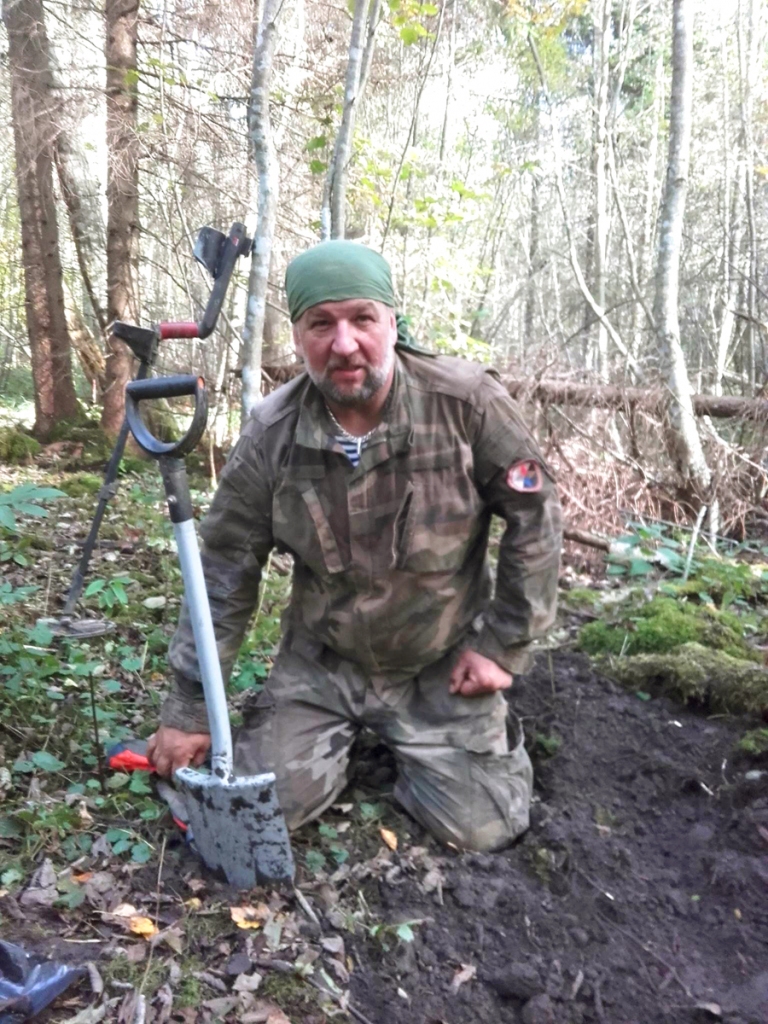 Ivara Mežezera meklētāju grupa neapzīmētās apbedījumu vietās atrod karos bojāgājušo zaldātu mirstīgās atliekas un piederumus.
Autors: no «Bauskas Dzīves» arhīva