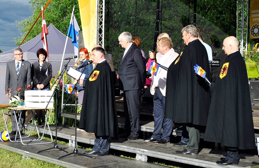 2017. gada Bauskas novada svētkos «Rožmalās» iedzīvotājus sveica pašvaldību vadītāji no Ripinas Polijā, Hedemoras Zviedrijā un no Hašuri Gruzijā.
Autors: no «Bauskas Dzīves» arhīva