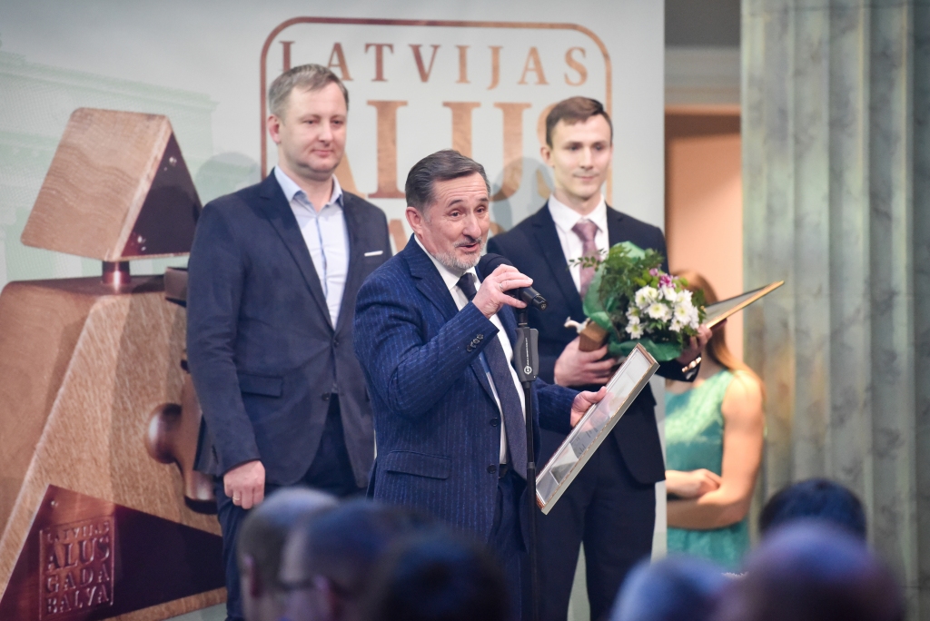 SIA «Bauskas alus» saņēma atzinības rakstu nominācijā «Lielākais alus tirdzniecības kāpums veikalu grupā». Te par uzvarētāju atzīts zīmols «Tērvetes alus». Nominācijā «Videi draudzīgākais un sociāli atbildīgākais ražošanas uzņēmums» šogad uzvarētāji ir trīs: «Aldaris», «Bauskas alus» un «Cēsu alus». Baušķenieki uzteikti par bezalkoholisko dzērienu ražošanas izvēršanu un šī produkta piedāvāšanu balvās ļoti daudzos pasākumos.
Autors: Publicitātes foto.