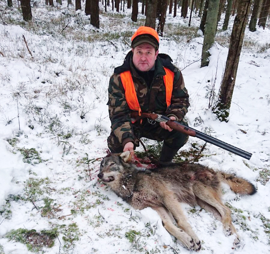 Jurijs Masļakovs no Bārbeles mednieku kluba ar nomedīto vilku.
Autors: no mednieku albuma