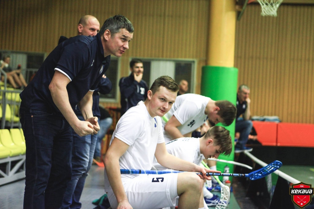 «Bauskas» vienības treneris Normunds Grunckis sniedz norādījumus Valdim Vāveram.
Autors: No albuma.