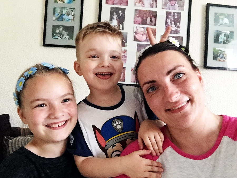 Evita Naumenko ar bērniem Denēzu un Dominiku.
Autors: no E. Naumenko albuma