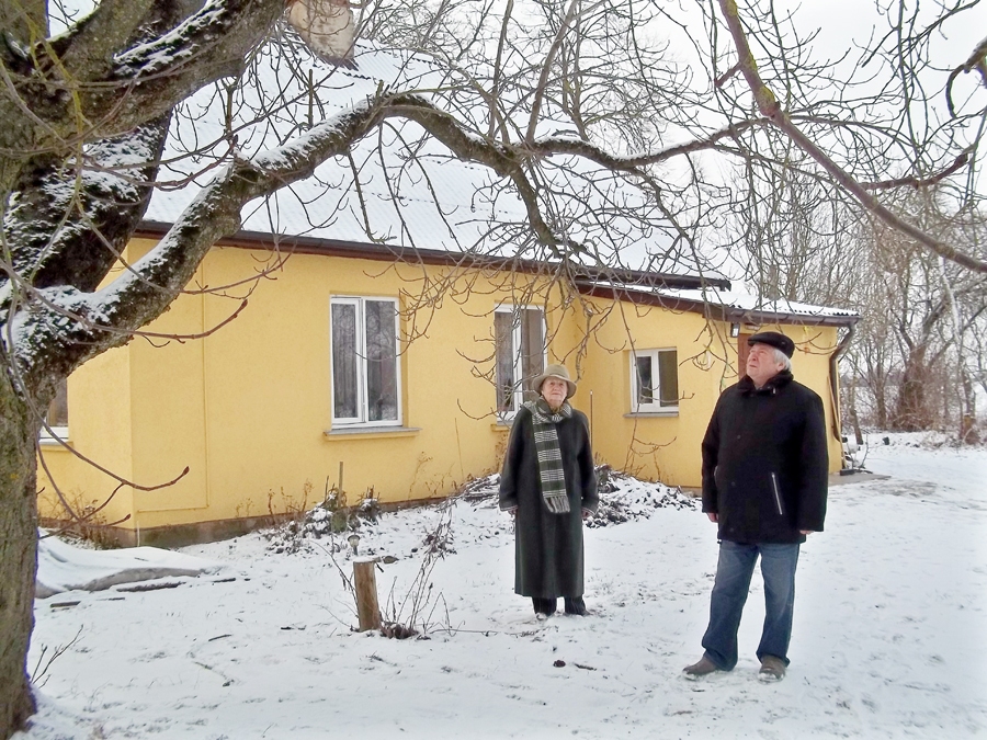 Janīna un Jānis Romancēviči pārdomu brīdī «Dzilnu» pagalmā.
Autors: Ruta Keiša