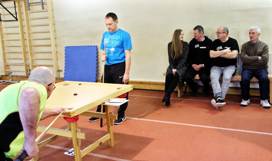 Eduards Lauks (stāv) vēro pretinieka spēli. Aizmugurē spēles tiesnese Santa Gudža sarunājas ar SC «Mēmele» komandas rezervistiem – Raimondu Smalko, Pēteri Simsonu, Viktoru Klimantoviču.
Autors: Uldis Varnevičs