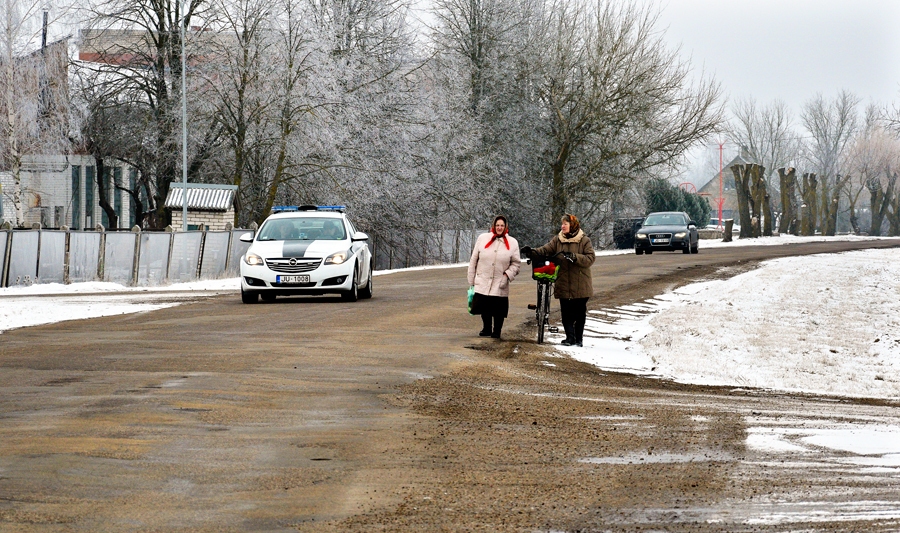 Ceļš no Bauskas līdz Ādžūniem īpaši bedrains ir Rītausmās. «Latvijas Valsts ceļi» tā remontu sola, ja būs pieejams finansējums.
Autors: Ivars Bogdanovs
