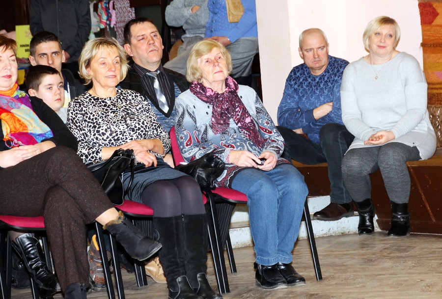 Gaida Ausmane (no labās) un citi apmeklētāji bauda koklētājas Ievas Veides priekšnesumu.
Autors: Uldis Varnevičs