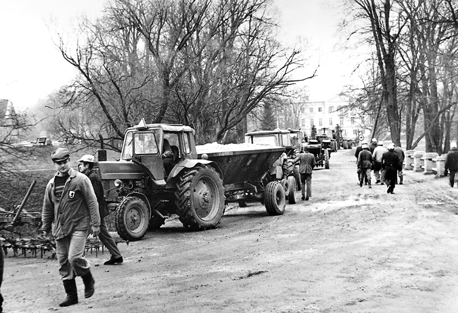 1985. gads. Traktoru parāde Mežotnē.
Autors: no M. Ģēveles albuma