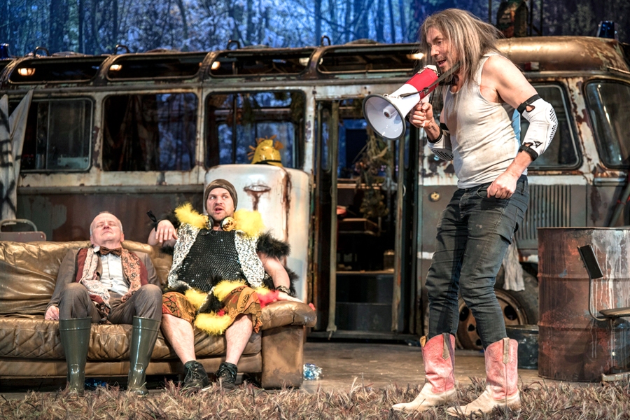 Piepilsētas mežā pie Džonija Bairona ierodas gan jauni puiši, gan titulēts profesors.
Autors: Publicitātes foto