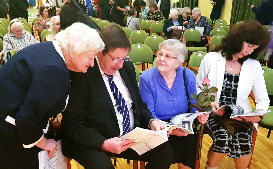 Viena no šīs grāmatas varonēm Ruta Alvika (no kreisās) 49 gadus nostrādājusi Iecavas slimnīcā. Viņa paguvusi būt arī Anda Paeglīša padotā.
Autors: Sandra Danosa