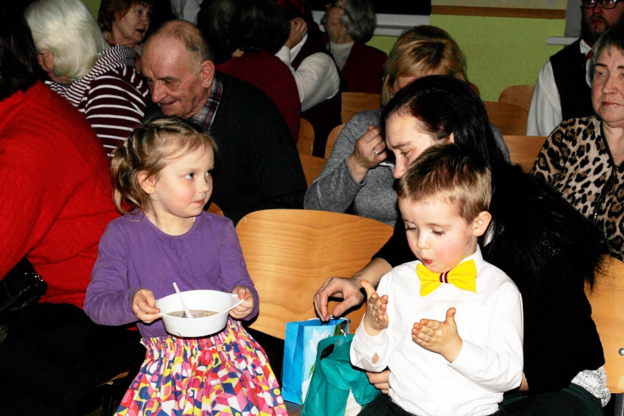 Misa slavena ar pupu stādīšanu un gardo pupu zupu. To Stelpē dabūja nogaršot visi sanākušie, un tā sildīja un vienoja dažādas paaudzes. Attēlā priekšplānā – Misas bērnu ansambļa «Adatiņas» dziedātāji Sofija un Dominiks.
Autors: Alise Dreimane