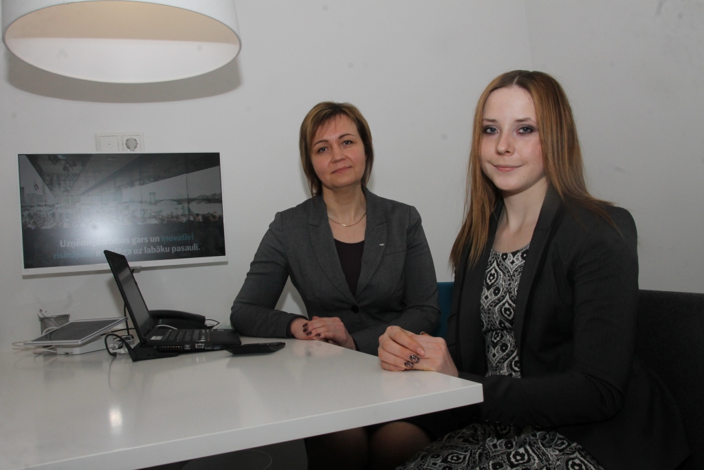 Rita Ozola (no kreisās) kopā ar savu šī gada «ēnu» Samantu Cielavu.
Autors: Uldis Varnevičs