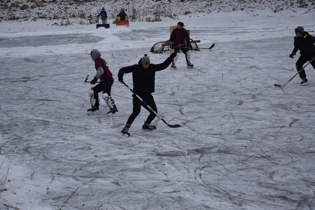 Rundāles novada hokeja čempionāta pirmajā posmā Saulainē cīnījās četras komandas, kuras izspēlēja divu apļu turnīru, pēc kura arī noskaidrojās uzvarētāji.
Autors: Ivars Bogdanovs