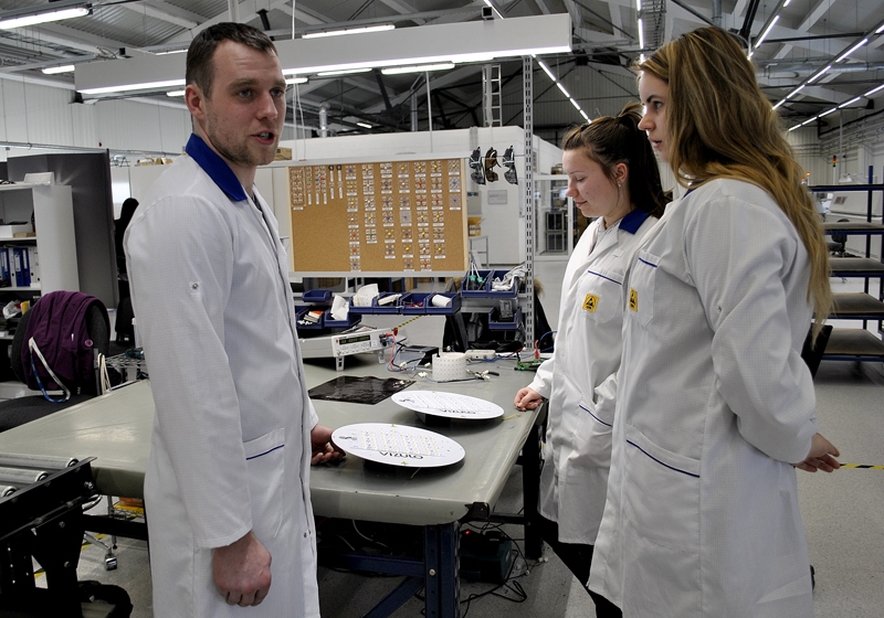 Bauskas Valsts ģimnāzijas audzēknes Samanta Smilga (no labās) un Ilona Vīgupa uzklausa SIA «Vizulo» speciālistu Elvi Holstu.
Autors: Vilnis Auzāns