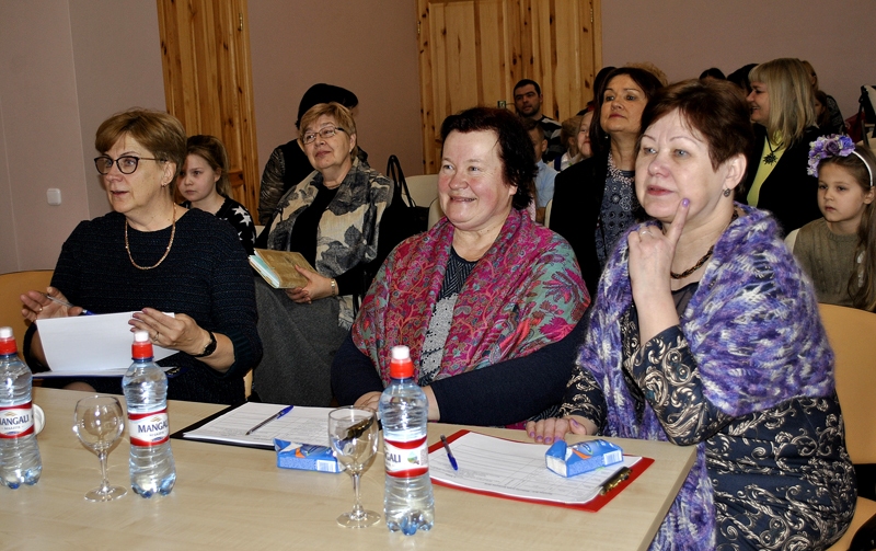 Žūrijā skolēnu uzstāšanos vērtēja Valsts izglītības satura centra vecākā referente Dace Jurka (no kreisās), Iecavas vidusskolas pedagoģe Maruta Lasmane un režisore Zigrīda Ezeriņa.
Autors: Vilnis Auzāns