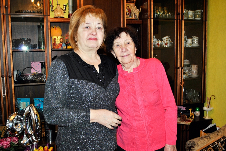 Anastasija Kovaļčuka deviņdesmit gados jūtas sprauna, tomēr meitas Marijas Čaikovskas stiprais plecs palīdz.
Autors: Vilnis Auzāns