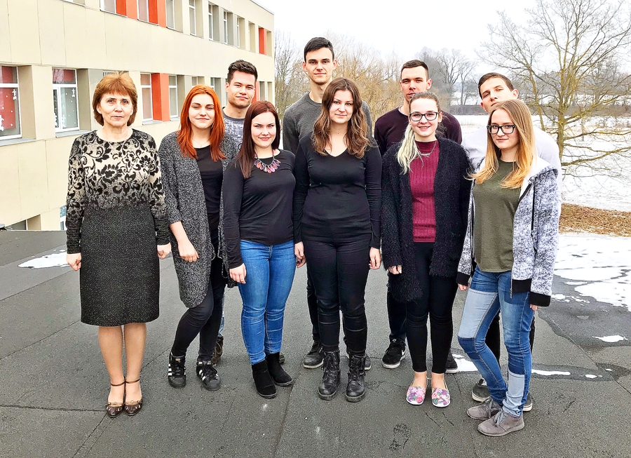 Jauniešiem līdzi dzīvo skolotāja Anna Vasiļevska – neatteica pat trakajai idejai fotografēties uz jumta.
Autors: Artūrs Dulbe