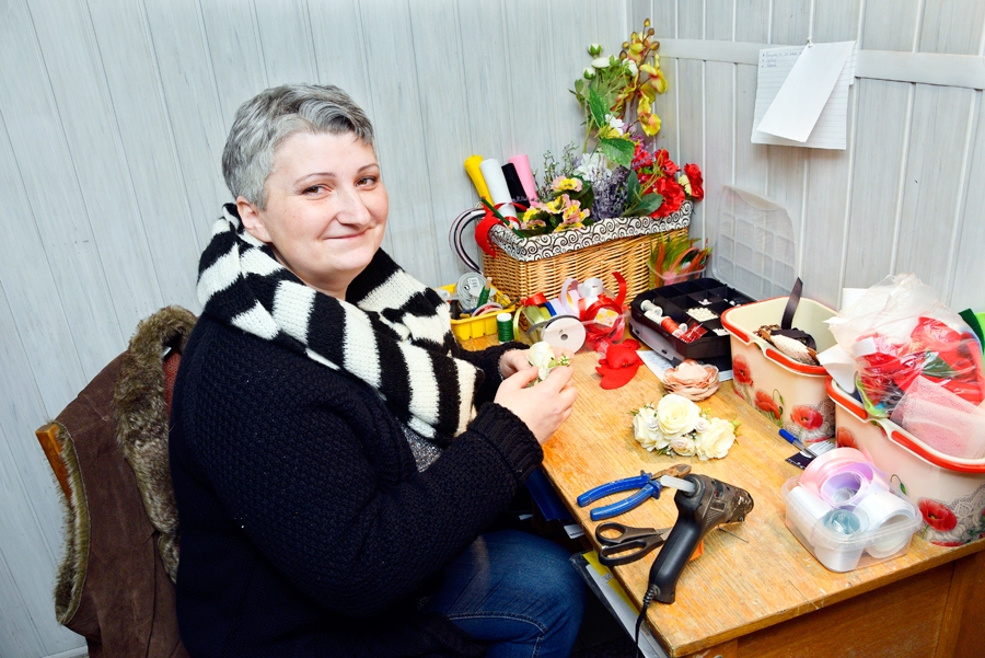 Gunta Ostrovska savā veikalā darina floristikas priekšmetus.
Autors: Ivars Bogdanovs